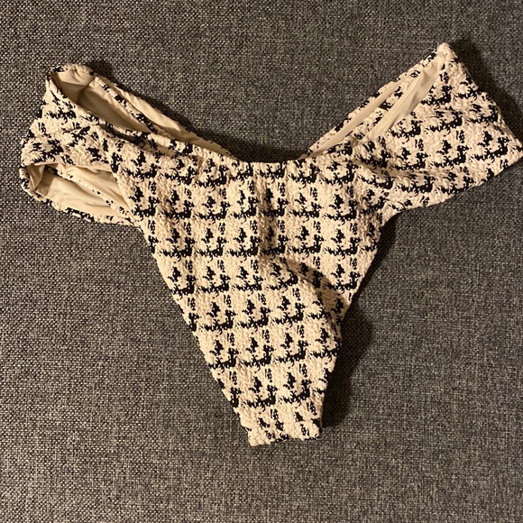 Devon Windsor Classy high waisted bikini set. Black and cream white - Picture 4 of 7